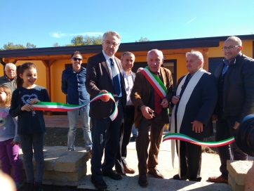 A un anno dal sisma consegnate le prime 7 SAE a Costafiore di Muccia. CNS doner&agrave; una chiesa