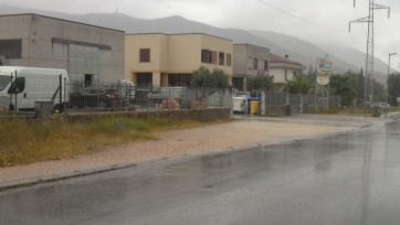 Caldarola, spara un colpo in aria e allontana i ladri