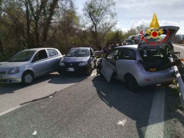 Carambola in superstrada. Tre macchine e un camion coinvolti