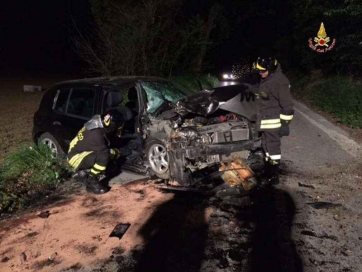 Castelraimondo, tre giovani si schiantano con l'auto contro una pianta