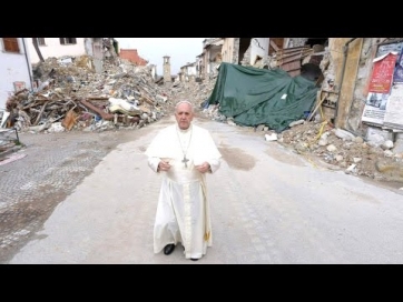Papa Francesco fa "spesa" nelle zone terremotate