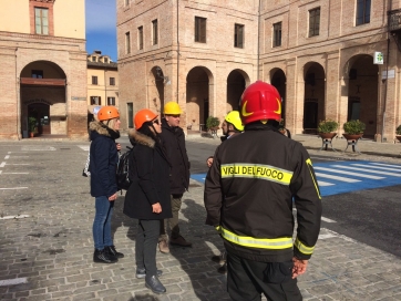 Visita dell'on.Lara Ricciatti a Caldarola. L'Arcivescovo Brugnaro celebra la messa di chiusura della Porta Santa