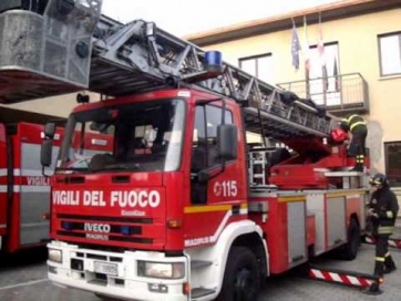 Incendio in un alimentari gestito da rumeni. L'ipotesi &egrave; quella del dolo