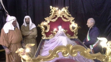 Via Crucis, il Cristo morto "simbolo" di Caldarola