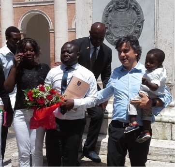Neo dottore del Camerun festeggia con il Rettore Corradini