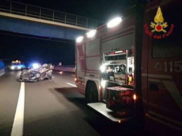 Auto travolta da un Tir, sfiorata la tragedia in autostrada