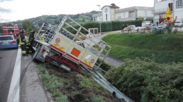 Camion carico di gpl finisce in bilico sulla scarpata lungo la superstrada 77