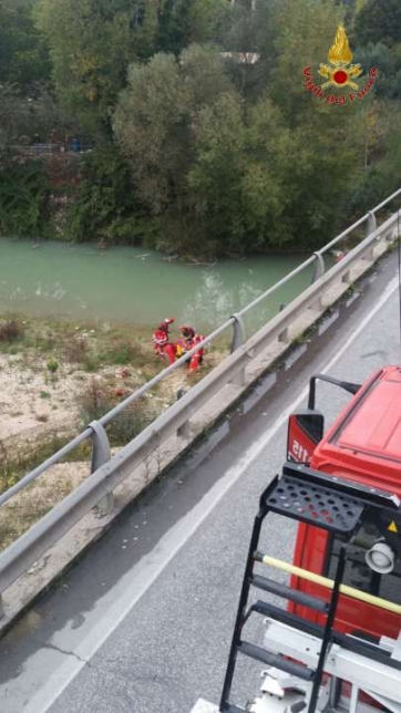 Tenta il suicidio gettandosi dal ponte sul Chienti a Sforzacosta. Grave un giovane