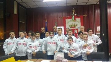 Camerino Il sindaco consegna le maglie ai 15 calciatori in partenza per Doha in Qatar