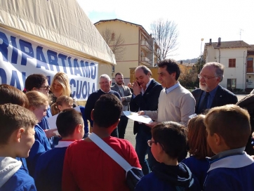 L'assessore Pieroni a Pievebovigliana per la consegna della LIM donata dalla Fipsas