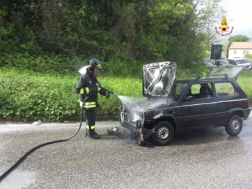 Vettura distrutta dalle fiamme nel centro di Macerata