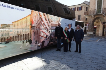San Severino viaggia con Contram. Presentato il nuovo autobus con le immagini della citt&agrave;
