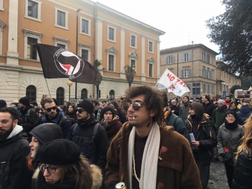 Oltre 20 mila persone sfilano a Macerata. Tra i manifestanti anche l'ex ministro Kyenge