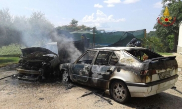 Due auto a fuoco a Corridonia. Scongiurata l'esplosione delle bombole di metano