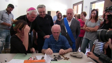 Un anno dal terremoto. I comuni consegnano le prime casette.