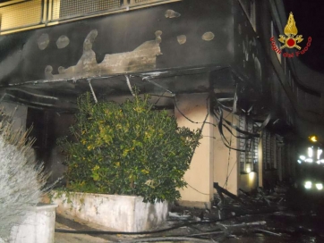 Fiamme sotto l'Ircer di Recanati.Cassonetti a fuoco-Evitata un'esplosione