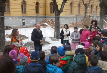 Caldarola, studenti in lacrime per l'ultimo saluto alla loro scuola