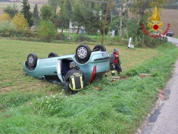 Incidente a Recanati. Donna perde il controllo dell'auto e si ribalta in un campo