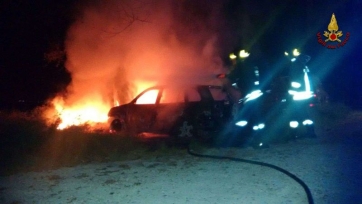 Urbisaglia, auto a fuoco nella notte