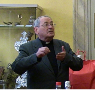 Pieve Torina: Il parroco "guida" un gruppo di uomini liberi.