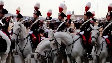 A Civitanova sfila la Fanfara dei Carabinieri a cavallo