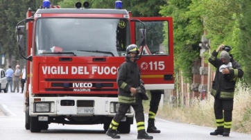 Incendio in un capannone agricolo di San Ginesio. Due auto distrutte