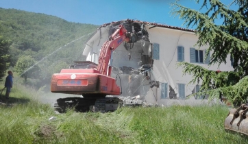 Fiastra: demolita la scuola, al via la rimozione delle macerie