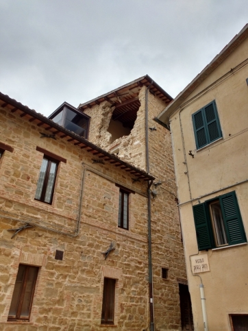 Terremoto - Mattarella: " Non rilassarsi sui tempi della ricostruzione"