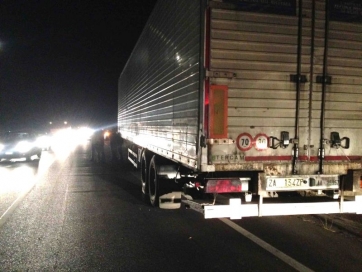 Resta senza benzina in galleria, giovane travolto da un tir