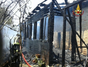 Vasto incendio a Recanati, distrutta una rimessa
