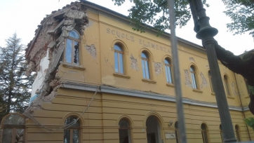 Caldarola, iniziata la demolizione delle scuole