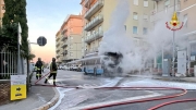 Prima il fumo e poi le fiamme, paura per l'incendio di un autobus