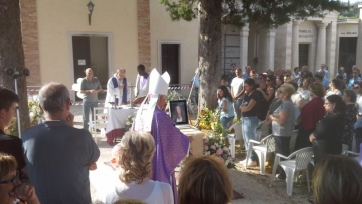 In centinaia per l'ultimo saluto a Milena Nardi