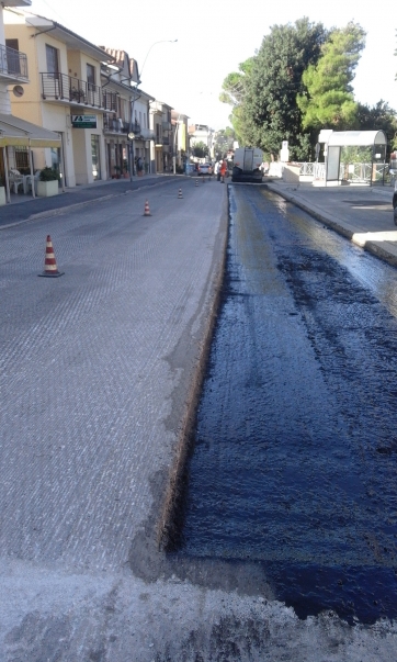 Lavori sulla provinciale Corridoniana nel centro abitato. Prima dell'inizio dell'anno scolastico un manto stradale rifatto