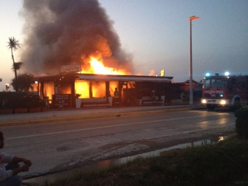 Fiamme nella notte a P.S. Elpidio. Distrutto lo chalet Moyto