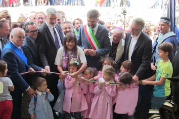 Sarnano: Il Presidente Gentiloni inaugura la nuova scuola " Costa " realizzata in 116 giorni
