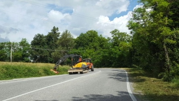 Provincia, avanti con lo sfalcio dell'erba sulle strade
