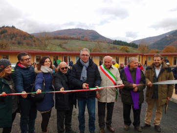 Da " Il Punto" si riparte. Inaugurata l'area commerciale di Muccia. Solidariet&agrave; da Valdichienti