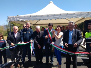 Consegna delle 9 casette di Castelraimondo con la Commissaria De Micheli