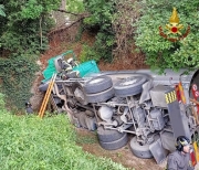 Perde il controllo dell'autocarro e si capovolge, autista muore sul colpo