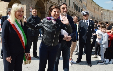 De Micheli incontra gli studenti dell'itts Divini e il sindaco di San Severino