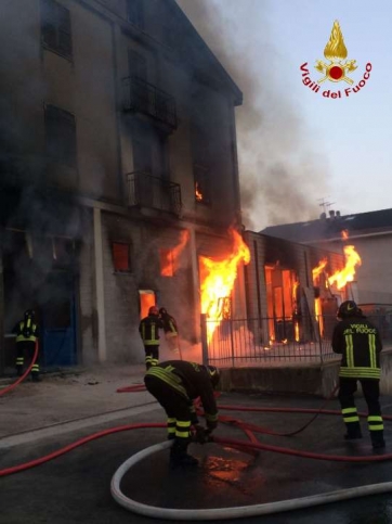 Incendio in falegnameria a Monte San Giusto- Portati in salvo residenti al piano superiore