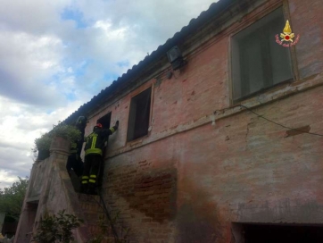Fiamme in un casolare, due persone salvate dai vigili del fuoco