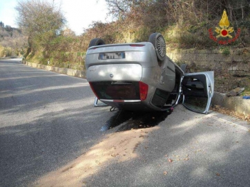 Famiglia si ribalta con l'auto a San Severino, i 4 trapsortati in eliambulanza a Torrette