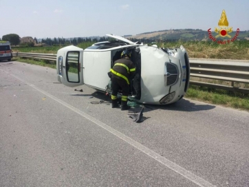 Incidente da brividi a Corridonia. Un'auto si ribalta, l'altra finisce contro il guard rail