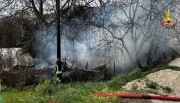 Le fiamme distruggono un capanno agricolo