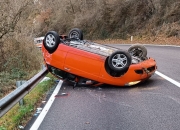 Si ribalta con l'auto, ferita una 61enne di origini sudamericane