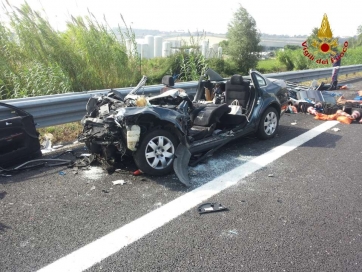 Giovane coppia perde la vita in autostrada, salva la figlia di appena 6 mesi