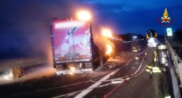 Camion in fiamme, A14 chiusa per alcune ore tra Loreto e Civitanova