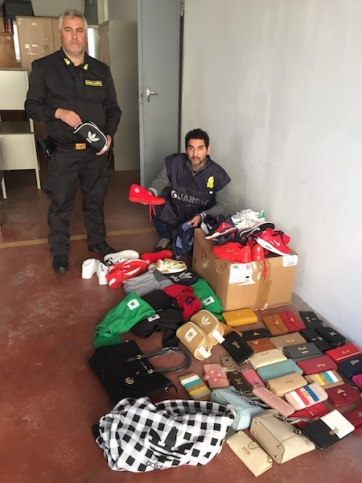 Operazione Aphrodite della Gdf: sequestrati circa mille articoli contraffatti